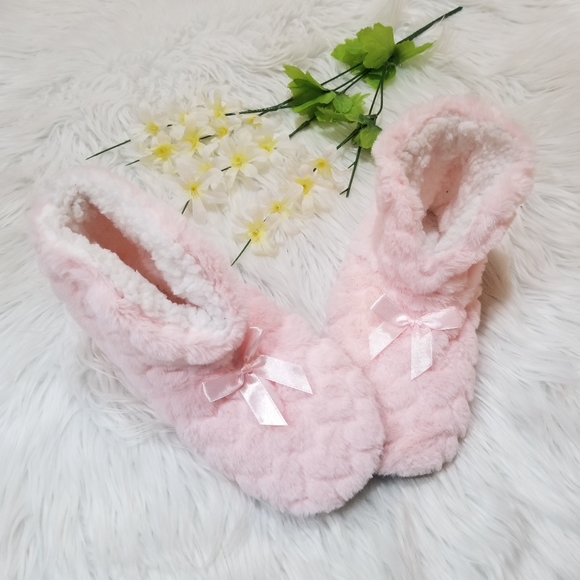 Slippers Boots Color Pink New Never Used, they do not have SIZE but Runs SIZE S - Picture 1 of 11